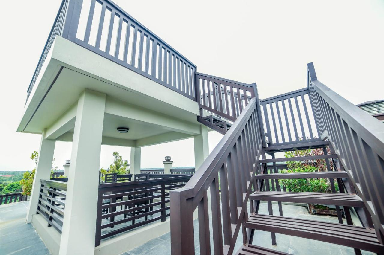 Villa Esmeralda Bryan'S Resort Hotel And Restaurant Palayan City Екстериор снимка