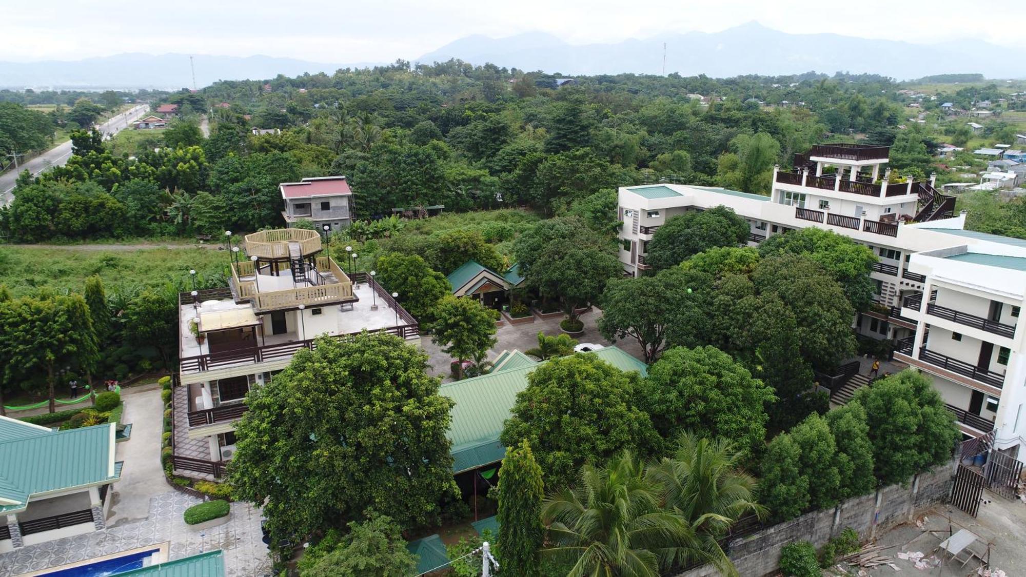 Villa Esmeralda Bryan'S Resort Hotel And Restaurant Palayan City Екстериор снимка