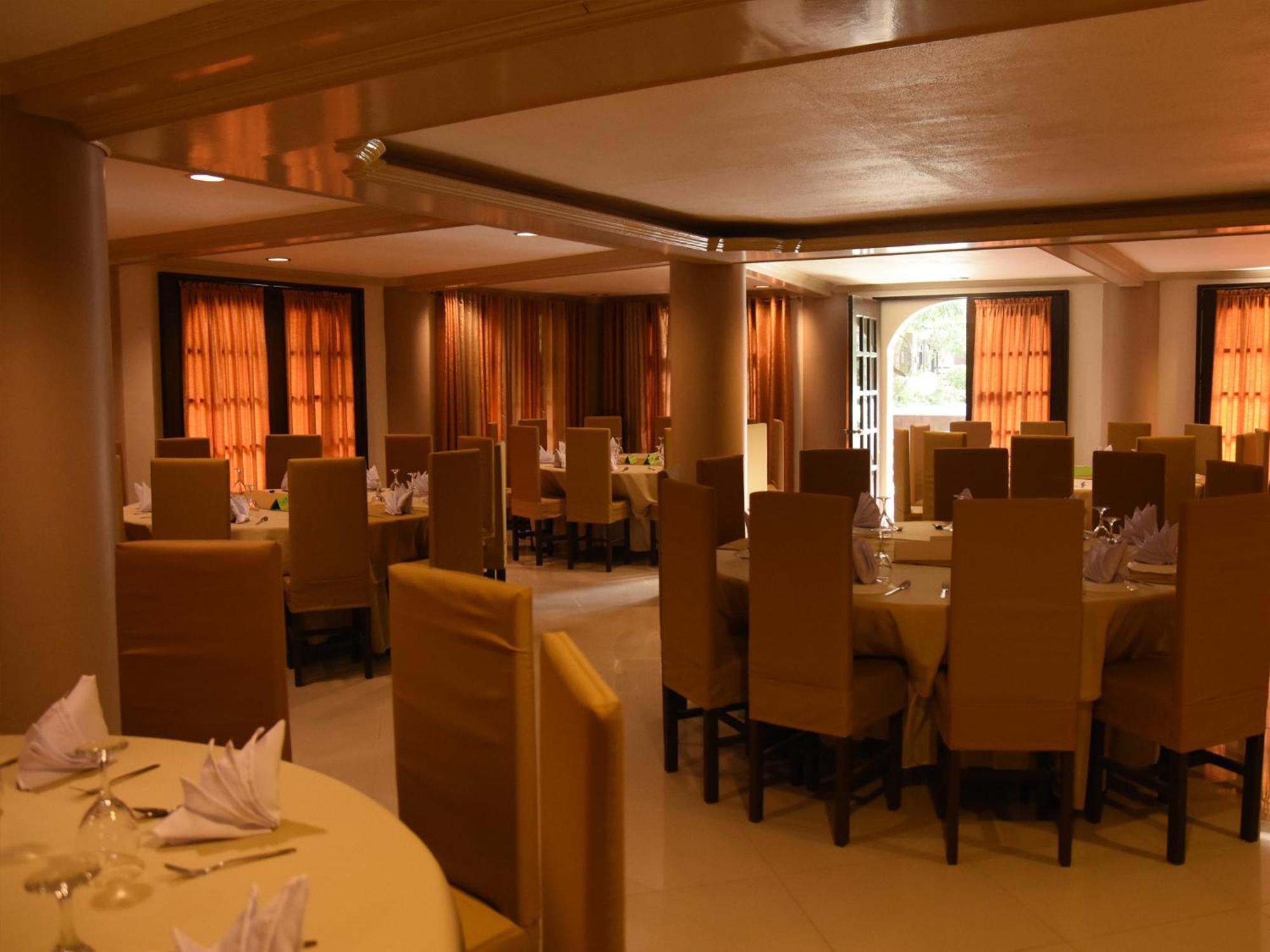 Villa Esmeralda Bryan'S Resort Hotel And Restaurant Palayan City Екстериор снимка